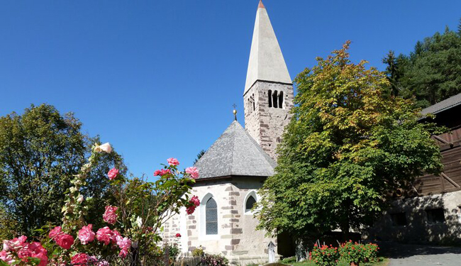 Val di Funes: cosa vedere, escursioni e info Chiesa di San Valentino, Funes