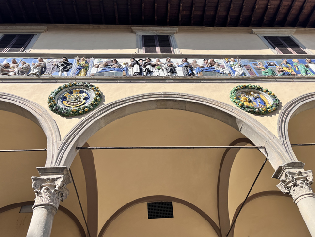 Cosa vedere a Pistoia in un giorno: itinerario con mappa Dettaglio fregio, Spedale del Ceppo - Pistoia