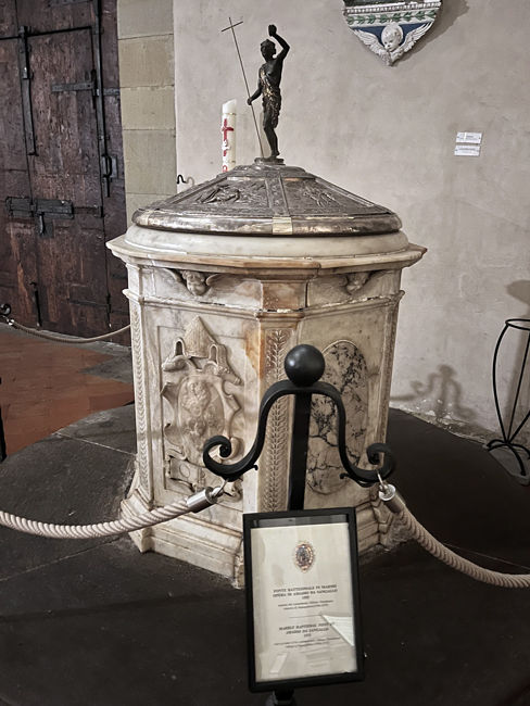 Cosa vedere a Sansepolcro in mezza giornata Fonte Battesimale di Amadio da Sangallo, Duomo di Sansepolcro