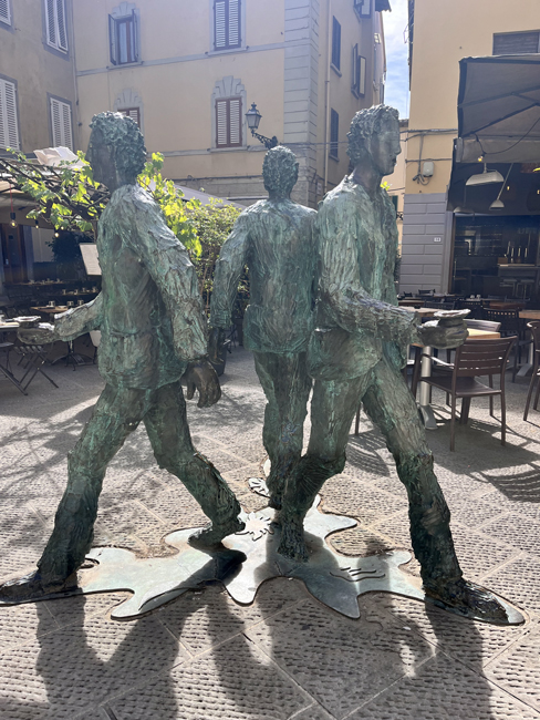 Cosa vedere a Pistoia in un giorno: itinerario con mappa "Giro del sole" di Roberto Barni, Piazza degli Ortaggi - Pistoia