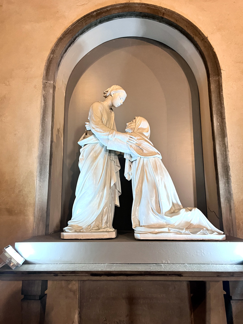 Cosa vedere a Pistoia in un giorno: itinerario con mappa "La visitazione" di Luca della Robbia, Chiesa di San Giovanni Fuorcivitas - Pistoia