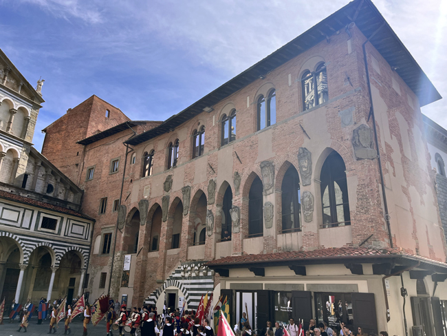 Cosa vedere a Pistoia in un giorno: itinerario con mappa Palazzo dei Vescovi, Pistoia