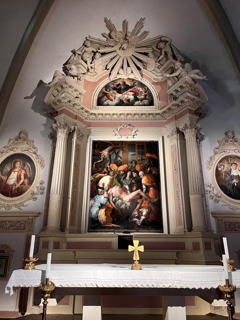 Cosa vedere a Sansepolcro in mezza giornata Compianto sul Cristo deposto di Rosso Fiorentino e lunetta con Dio Padre Benedicente di Raffaellino del Colle, Chiesa di San Lorenzo - Sansepolcro