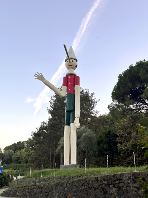 Cosa vedere a Collodi in un giorno, il paese di Pinocchio Statua Pinocchio, Collodi