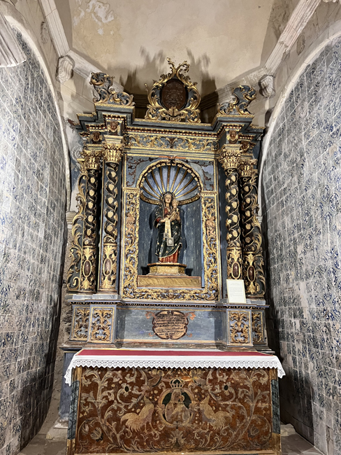 Castelsardo: cosa vedere e fare in un giorno Cappella con azulejos, Cattedrale di Castelsardo