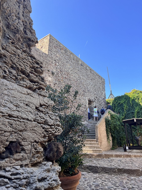 Castelsardo: cosa vedere e fare in un giorno Cortile, Castello dei Doria - Castelsardo