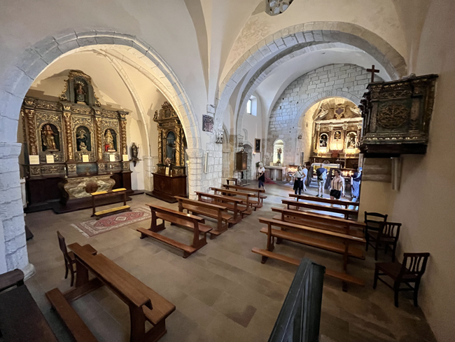 Tour Sardegna Nord-Ovest: cosa vedere in 2 giorni e mappa interno-Chiesa-di-Santa-Maria-delle-Graziecastelsardo