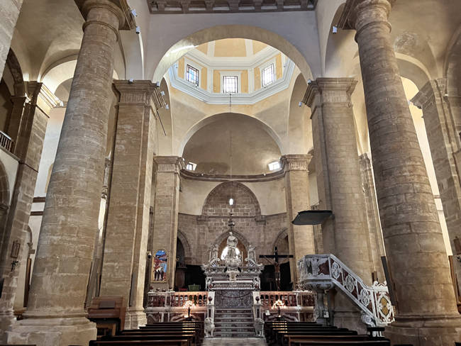 Cosa vedere ad Alghero e dintorni in un giorno Interno cattedrale, Alghero