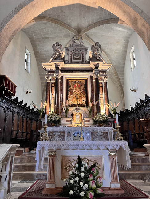 Castelsardo: cosa vedere e fare in un giorno Madonna in trono con Bambino del Maestro di Castelsardo, Cattedrale di Castelsardo