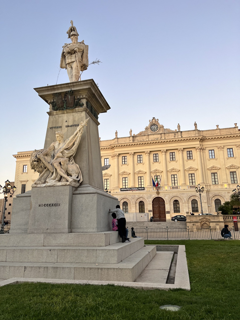 Statua di Vittorio Emanuele II, Piazza d'Italia - Sassari