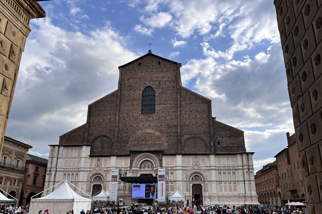 Cosa vedere a Bologna in un giorno a piedi - Itinerario e mappa Basilica di San Petronio, Bologna