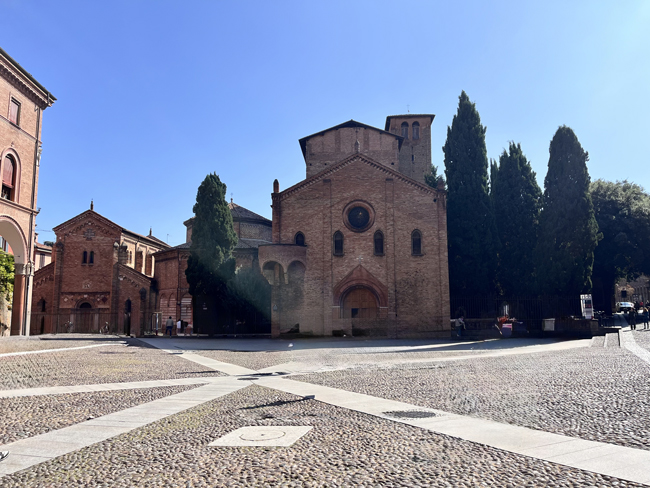 Cosa vedere a Bologna in un giorno a piedi - Itinerario e mappa basilica-di-santo-stefano-bologna