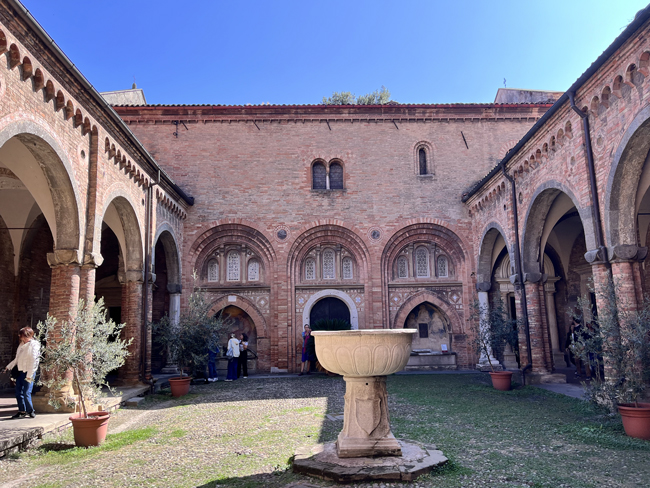 Cosa vedere a Bologna in un giorno a piedi - Itinerario e mappa Cortile di Pilato, Complesso di Santo Stefano - Bologna