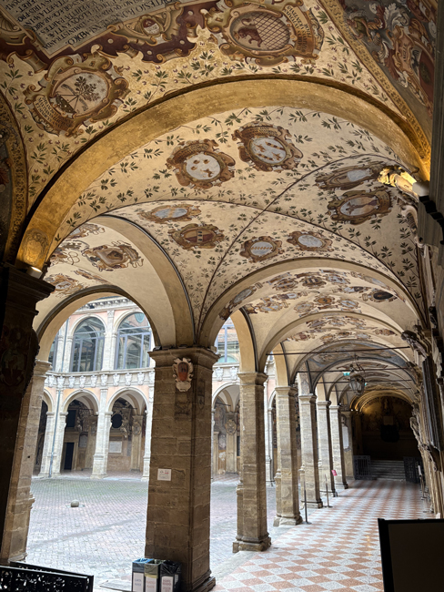 Cosa vedere a Bologna in un giorno a piedi - Itinerario e mappa Cortile, Archiginnasio - Bologna