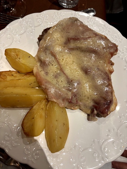 Cosa mangiare a Bologna: 10 piatti tipici bolognesi imperdibili Cotoletta petroniana o alla bolognese