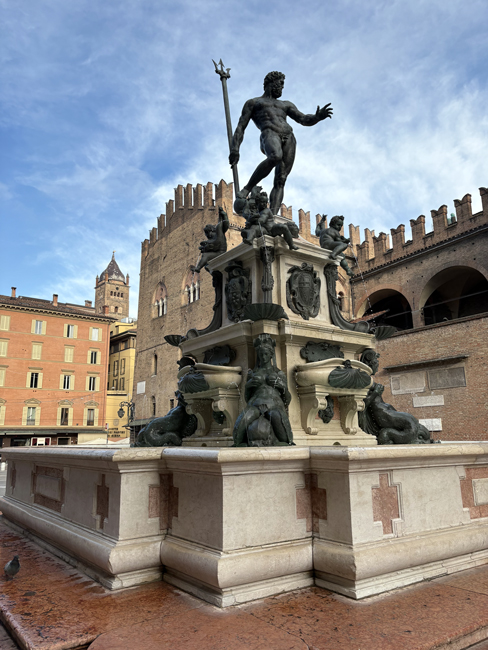 Cosa vedere a Bologna in un giorno a piedi - Itinerario e mappa Fontana del Nettuno, Piazza del Nettuno - Bologna