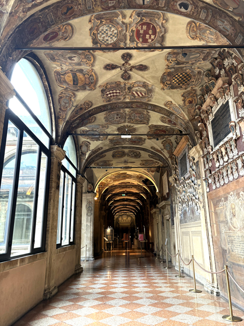 Cosa vedere a Bologna in un giorno a piedi - Itinerario e mappa Interno, Archiginnasio - Bologna