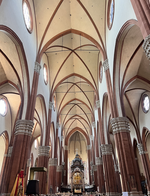 Cosa vedere a Bologna in un giorno a piedi - Itinerario e mappa interno-basilica-san-petronio-bologna