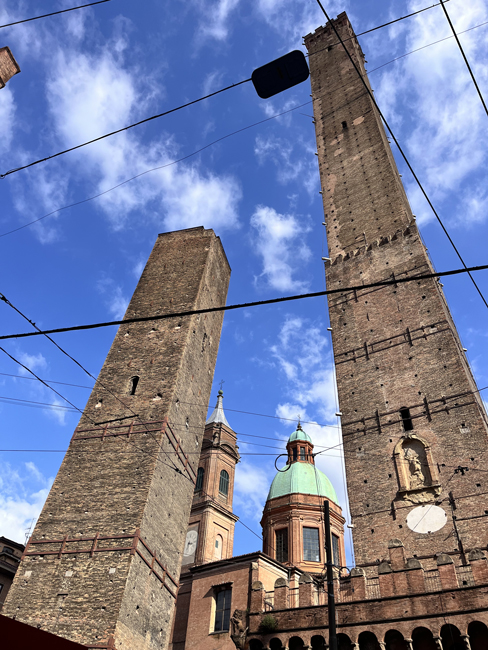 Cosa vedere a Bologna in un giorno a piedi - Itinerario e mappa Torre degli Asinelli, Bologna