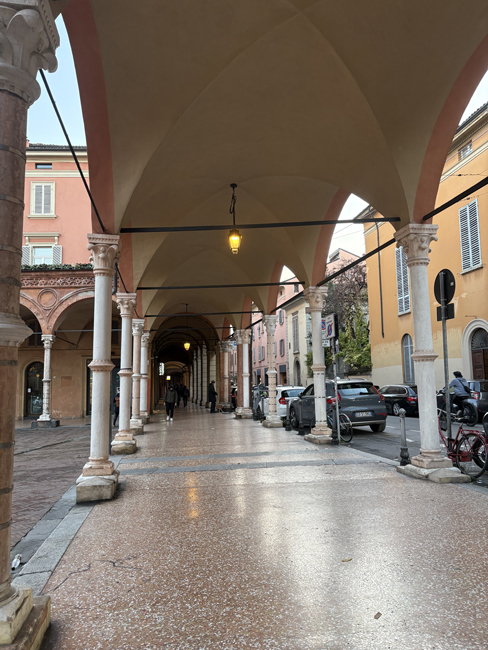 Cosa vedere a Bologna in 2 giorni: arte, mercatini e sapori tipici Portici più larghi, Chiesa di Santa Maria dei Servi - Bologna