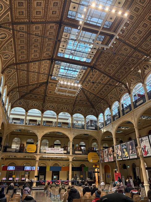 Cosa vedere a Bologna in 2 giorni: arte, mercatini e sapori tipici sala-borsa,-palazzo-d'accursio-bologna