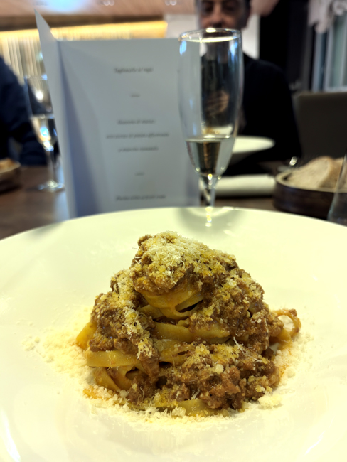 Cosa mangiare a Bologna: 10 piatti tipici bolognesi imperdibili tagliatelle-al-ragù-ristorante-corbezzoli-bologna