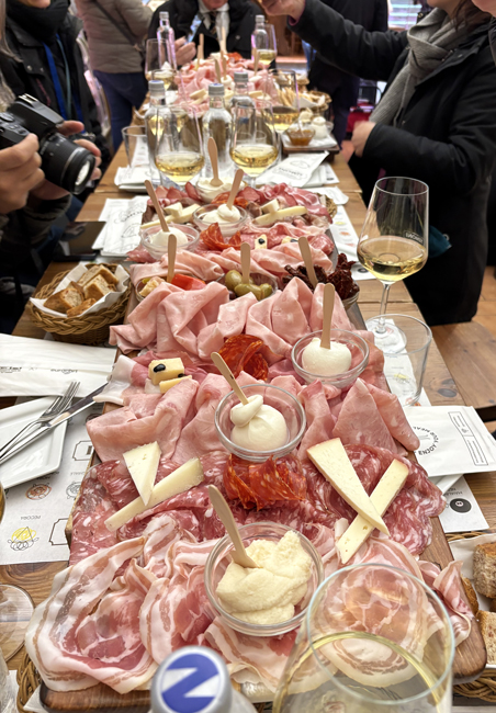 Cosa mangiare a Bologna: 10 piatti tipici bolognesi imperdibili Mortadella bolognese e salumi