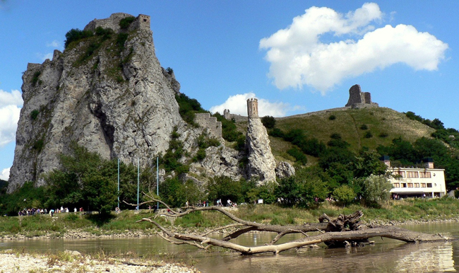 Devìn Castle, Devìn