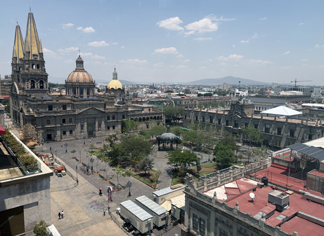 Cosa vedere e fare a Guadalajara - Messico Cattedrale (nord) e Palacio de Gobierno (est), Guadalajara (vista dal rooftop Piso Siete)