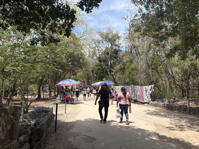 Visitare Chichén Itzà: info e consigli per vedere una delle 7 meraviglie al mondo Strada con bancarelle che porta alla piramide El Castillo, Chichen Itzà