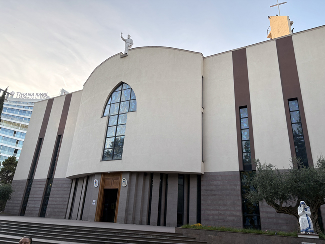 Cosa vedere a Tirana in un giorno a piedi: itinerario e mappa Cattedrale di San Paolo, Tirana