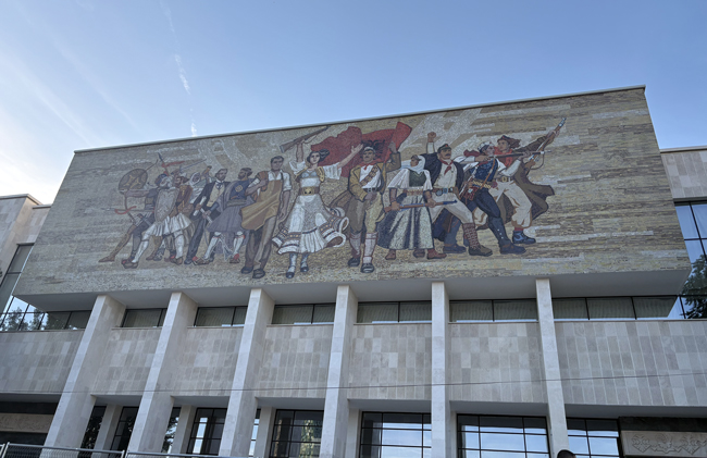 Cosa vedere a Tirana in un giorno a piedi: itinerario e mappa Museo Nazionale di Storia, Tirana