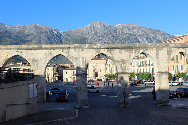 Cosa vedere a Sulmona in mezza giornata, itinerario e mappa Acquedotto di Piazza Garibaldi, Sulmona