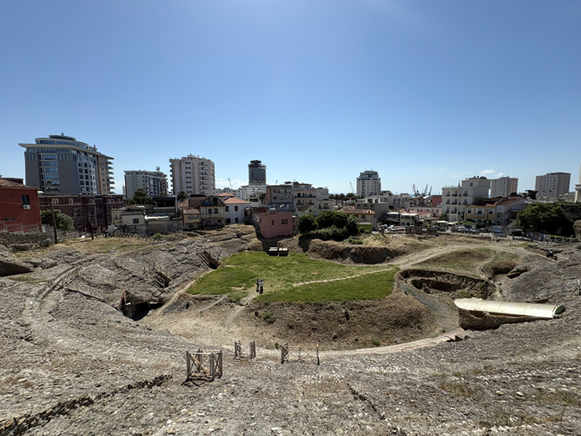 Cosa vedere a Durazzo in un giorno: itinerario con mappa tra centro e mare Anfiteatro romano, Durazzo