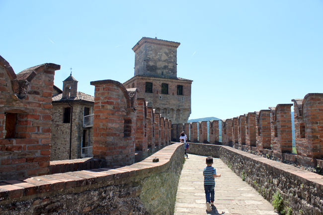 Cosa vedere a Vigoleno in un giorno Camminamento di Ronda, Castello di Vigoleno