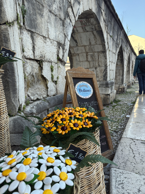 Cosa vedere a Sulmona in mezza giornata, itinerario e mappa Confetteria Pelino, Sulmona