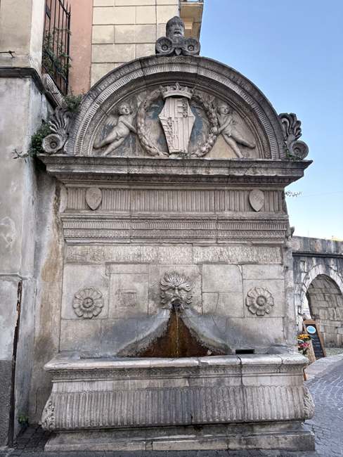 Cosa vedere a Sulmona in mezza giornata, itinerario e mappa Fontana del Vecchio, Sulmona