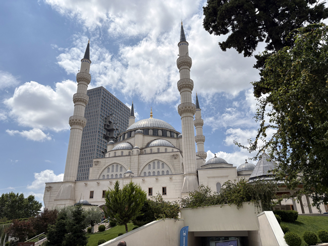Cosa vedere a Tirana in un giorno a piedi: itinerario e mappa Grande Moschea di Tirana