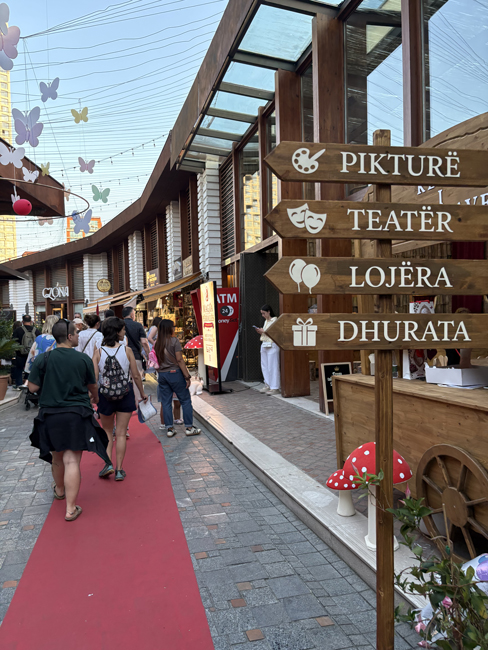 Cosa vedere a Tirana in un giorno a piedi: itinerario e mappa Interno, Castello di Tirana