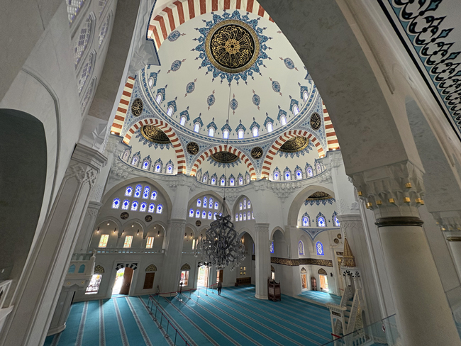 Cosa vedere a Tirana in un giorno a piedi: itinerario e mappa Interno, Grande Moschea di Tirana