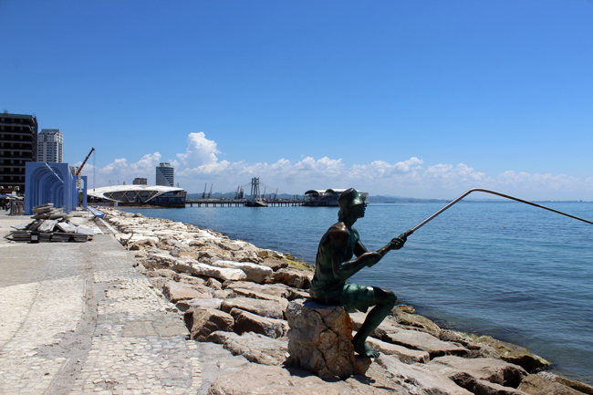 Cosa vedere a Durazzo in un giorno: itinerario con mappa tra centro e mare Statua del pescatore, Lungomare Durazzo