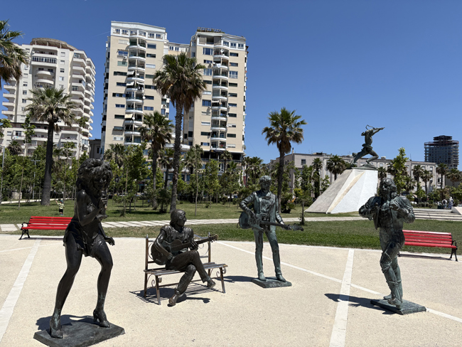 Cosa vedere a Durazzo in un giorno: itinerario con mappa tra centro e mare Statue di cantanti, Lungomare Durazzo