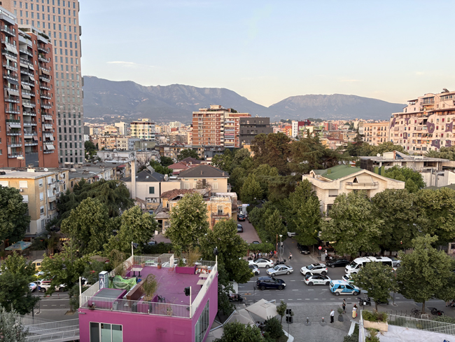 Cosa vedere a Tirana in un giorno a piedi: itinerario e mappa Panorama dalla Piramide di Tirana