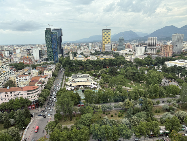 Cosa vedere a Tirana in un giorno a piedi: itinerario e mappa Panorama dallo Sky Club, Tirana