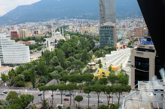 Cosa vedere a Tirana in un giorno a piedi: itinerario e mappa Panorama su Tirana, Sky Tower