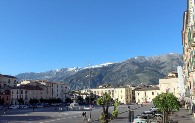Cosa vedere a Sulmona in mezza giornata, itinerario e mappa piazza-garibaldi-sulmona