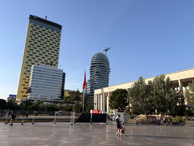 Cosa vedere a Tirana in un giorno a piedi: itinerario e mappa Piazza Skanderberg, Tirana