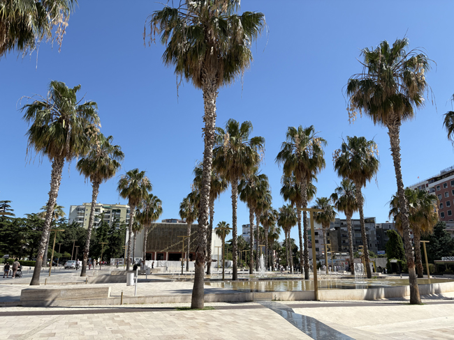 Cosa vedere a Durazzo in un giorno: itinerario con mappa tra centro e mare Piazza Sheshi Liria, Durazzo