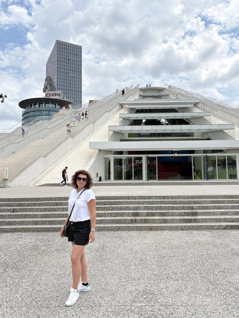Cosa vedere a Tirana in un giorno a piedi: itinerario e mappa Piramide di Tirana