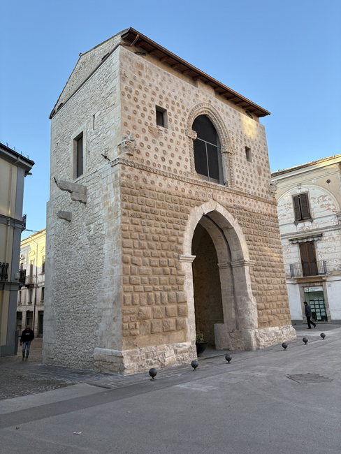 Cosa vedere a Sulmona in mezza giornata, itinerario e mappa Porta Napoli, Sulmona